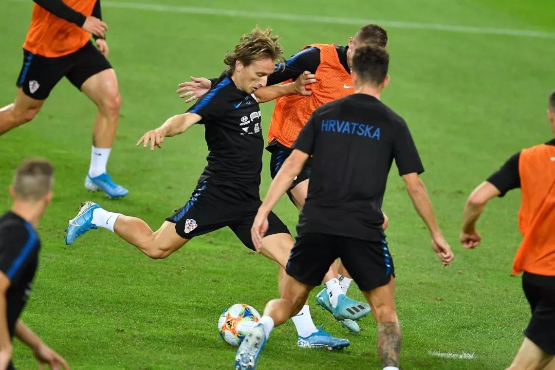 瑞典队主场大胜斯洛伐克，发挥出色稳居榜首(瑞典vs斯洛伐克进球视频)