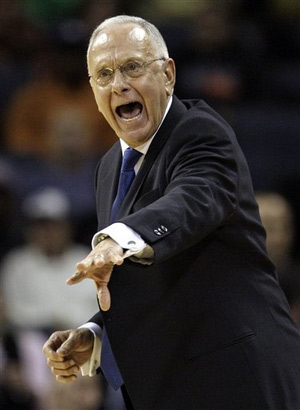 皇冠体育-山猫队战胜开拓者，一场艰难的胜利