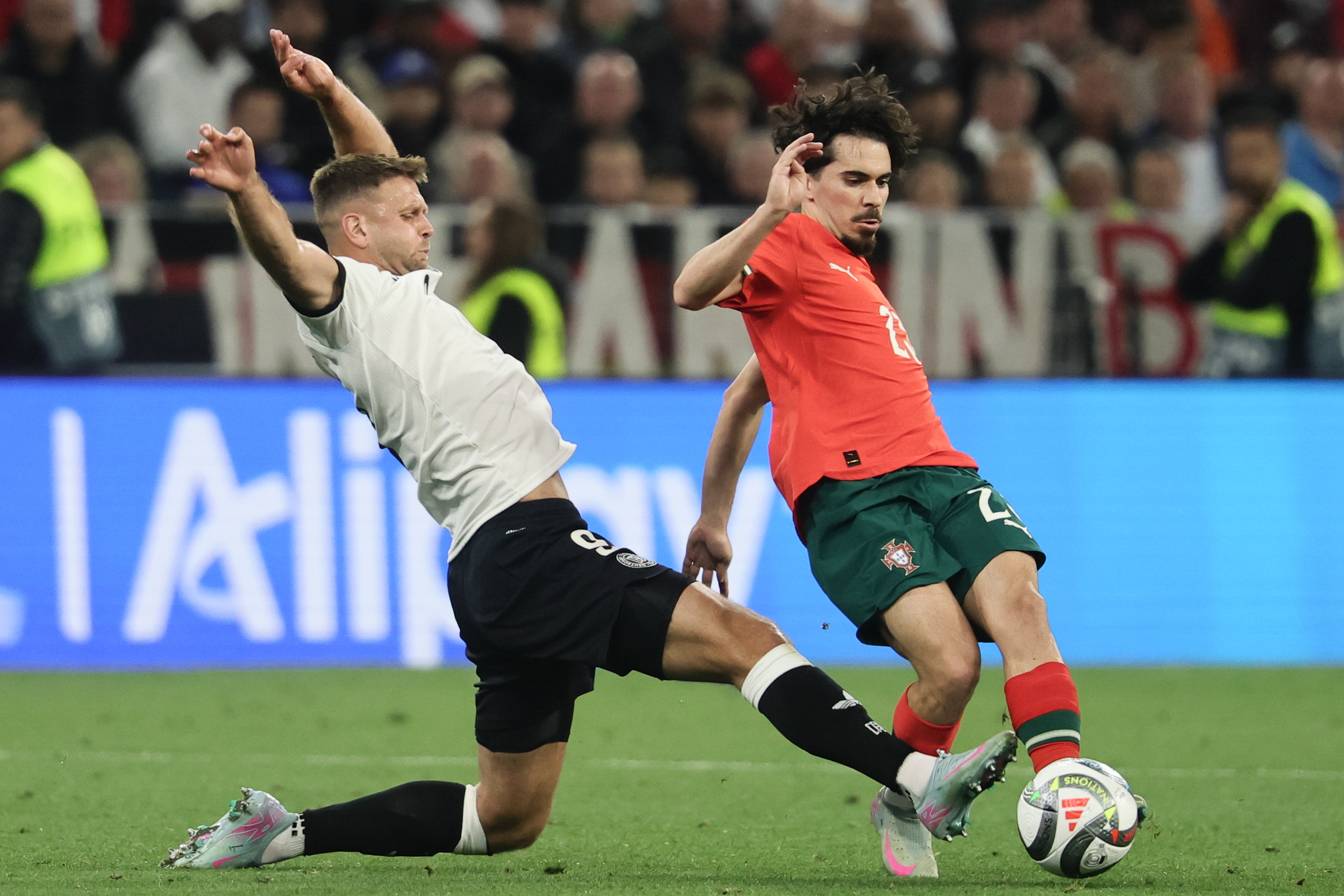 皇冠体育官方网站-关于足球赛事瞬间：欧国联比赛精彩花絮重温的信息